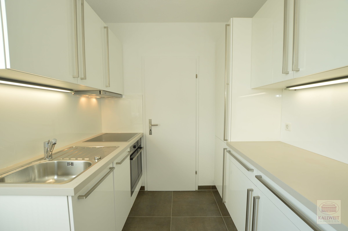 Unterrath: gepflegte 2 Zimmer mit Balkon und Einbauküche - Küche
