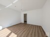 Zwischen Rheinturm & Lorettostrasse: Saniertes Apartment mit Wohnküche - Wohnraum