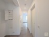 Zwischen Rheinturm & Lorettostrasse: Saniertes Apartment mit Wohnküche - Diele Blick Küche