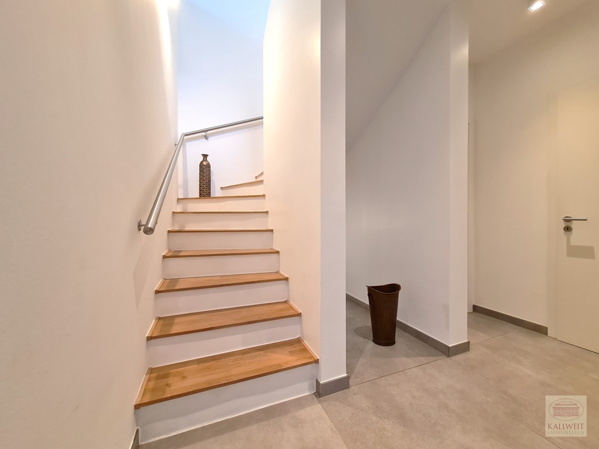 Nahe Florapark: Wohnen im eigenen Stadthaus - Eingangsbereich / Treppe